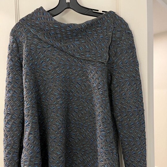 Sno Skins Grey and Blue symmetrical sweater. Medium - Picture 2 of 3